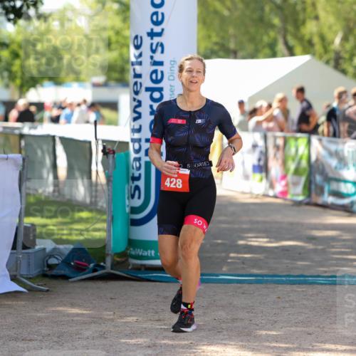 01.09.2024 - 17. Tribühne Triathlon Michael Strokosch http://msf.ph/oto/6911519 01.09.2024 12:06:22 Ziel 428 meine-sportfotos.de