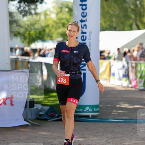 01.09.2024 - 17. Tribühne Triathlon Michael Strokosch http://msf.ph/oto/6911531 01.09.2024 12:06:23 Ziel 428 meine-sportfotos.de
