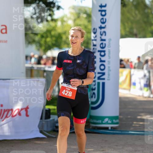 01.09.2024 - 17. Tribühne Triathlon Michael Strokosch http://msf.ph/oto/6911549 01.09.2024 12:06:23 Ziel 428 meine-sportfotos.de