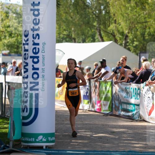 01.09.2024 - 17. Tribühne Triathlon Michael Strokosch http://msf.ph/oto/6911590 01.09.2024 12:07:12 Ziel 362 meine-sportfotos.de