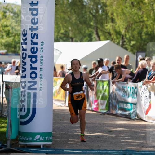 01.09.2024 - 17. Tribühne Triathlon Michael Strokosch http://msf.ph/oto/6911600 01.09.2024 12:07:13 Ziel 362 meine-sportfotos.de