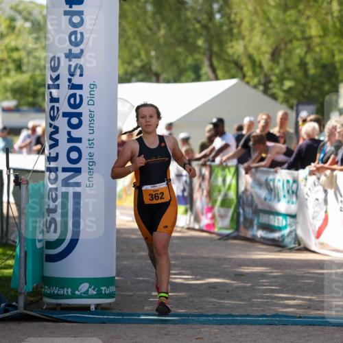 01.09.2024 - 17. Tribühne Triathlon Michael Strokosch http://msf.ph/oto/6911613 01.09.2024 12:07:13 Ziel 362 meine-sportfotos.de