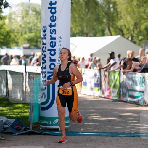 01.09.2024 - 17. Tribühne Triathlon Michael Strokosch http://msf.ph/oto/6911631 01.09.2024 12:07:14 Ziel 362 meine-sportfotos.de
