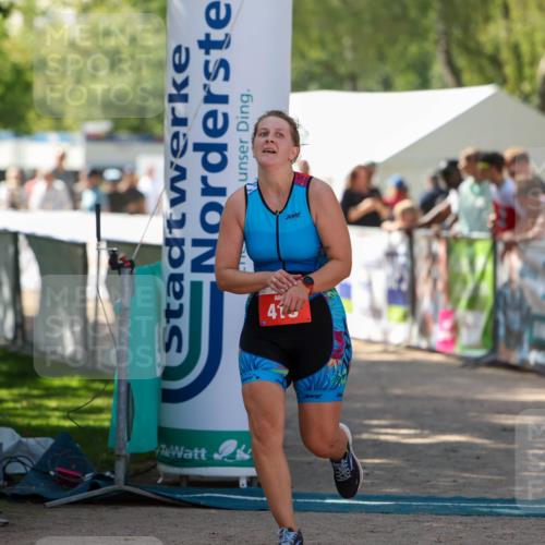 01.09.2024 - 17. Tribühne Triathlon Michael Strokosch http://msf.ph/oto/6911911 01.09.2024 12:07:43 Ziel 413 meine-sportfotos.de