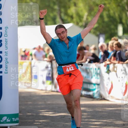 01.09.2024 - 17. Tribühne Triathlon Michael Strokosch http://msf.ph/oto/6912085 01.09.2024 12:08:05 Ziel 442 meine-sportfotos.de
