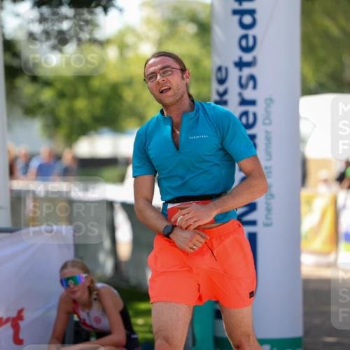01.09.2024 - 17. Tribühne Triathlon Michael Strokosch http://msf.ph/oto/6912106 01.09.2024 12:08:06 Ziel 431, 442 meine-sportfotos.de