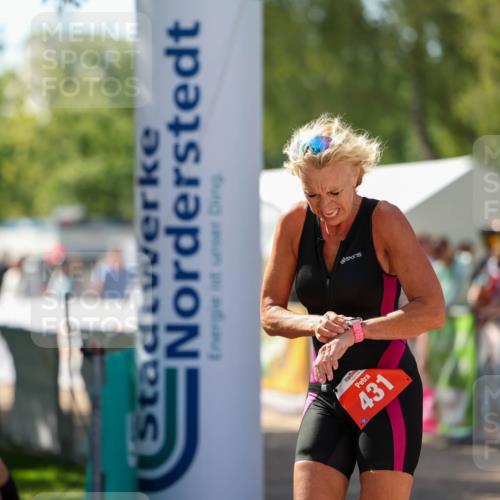 01.09.2024 - 17. Tribühne Triathlon Michael Strokosch http://msf.ph/oto/6912187 01.09.2024 12:08:14 Ziel 431 meine-sportfotos.de