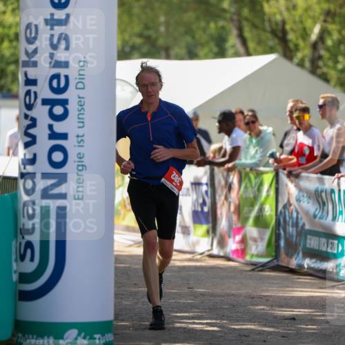 01.09.2024 - 17. Tribühne Triathlon Michael Strokosch http://msf.ph/oto/6912362 01.09.2024 12:08:28 Ziel 382 meine-sportfotos.de