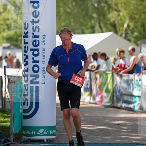 01.09.2024 - 17. Tribühne Triathlon Michael Strokosch http://msf.ph/oto/6912400 01.09.2024 12:08:29 Ziel 382 meine-sportfotos.de