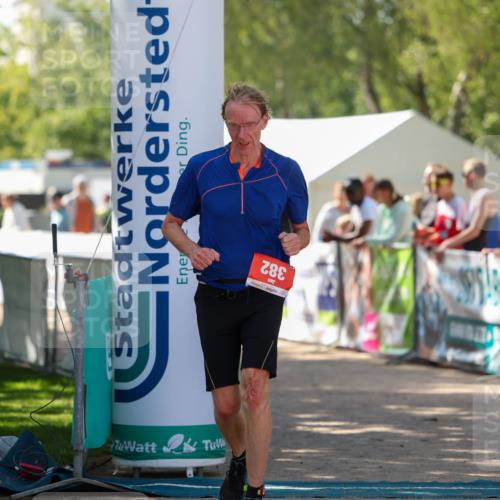 01.09.2024 - 17. Tribühne Triathlon Michael Strokosch http://msf.ph/oto/6912406 01.09.2024 12:08:29 Ziel 382 meine-sportfotos.de