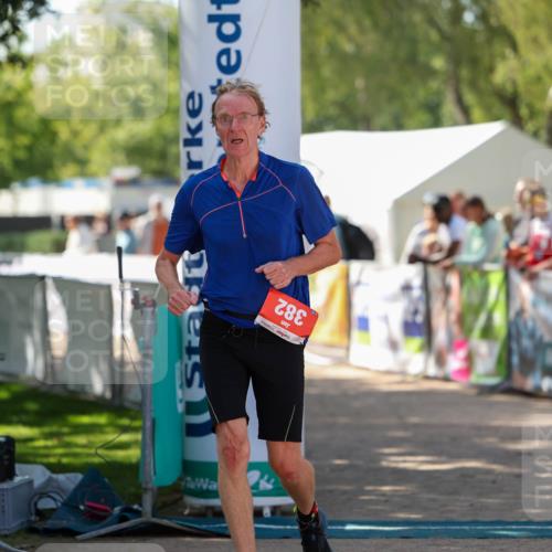 01.09.2024 - 17. Tribühne Triathlon Michael Strokosch http://msf.ph/oto/6912414 01.09.2024 12:08:30 Ziel 382 meine-sportfotos.de