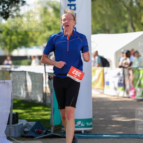 01.09.2024 - 17. Tribühne Triathlon Michael Strokosch http://msf.ph/oto/6912421 01.09.2024 12:08:30 Ziel 382 meine-sportfotos.de