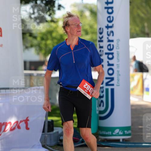 01.09.2024 - 17. Tribühne Triathlon Michael Strokosch http://msf.ph/oto/6912439 01.09.2024 12:08:31 Ziel 382 meine-sportfotos.de