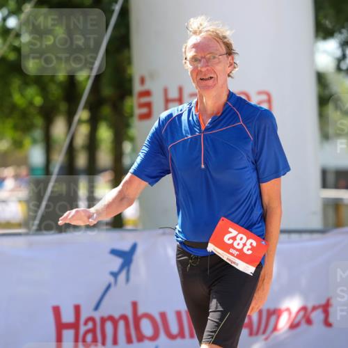01.09.2024 - 17. Tribühne Triathlon Michael Strokosch http://msf.ph/oto/6912467 01.09.2024 12:08:32 Ziel 382 meine-sportfotos.de