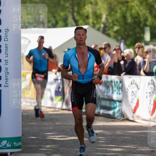 01.09.2024 - 17. Tribühne Triathlon Michael Strokosch http://msf.ph/oto/6912607 01.09.2024 12:08:56 Ziel 394, 395, 409 meine-sportfotos.de