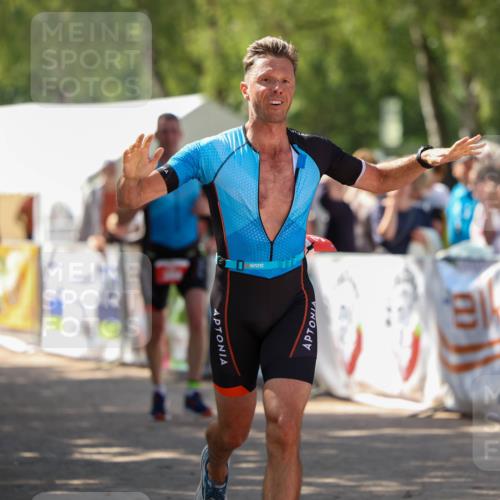 01.09.2024 - 17. Tribühne Triathlon Michael Strokosch http://msf.ph/oto/6912635 01.09.2024 12:08:57 Ziel 394, 395, 409 meine-sportfotos.de