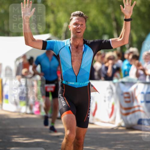 01.09.2024 - 17. Tribühne Triathlon Michael Strokosch http://msf.ph/oto/6912638 01.09.2024 12:08:57 Ziel 394, 395, 409 meine-sportfotos.de