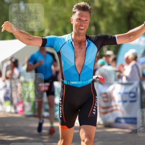 01.09.2024 - 17. Tribühne Triathlon Michael Strokosch http://msf.ph/oto/6912647 01.09.2024 12:08:57 Ziel 394, 395, 409 meine-sportfotos.de