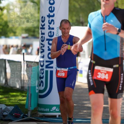 01.09.2024 - 17. Tribühne Triathlon Michael Strokosch http://msf.ph/oto/6912684 01.09.2024 12:09:01 Ziel 394, 409 meine-sportfotos.de