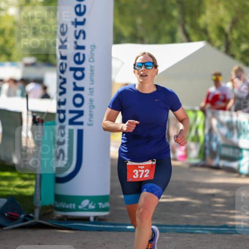 01.09.2024 - 17. Tribühne Triathlon Michael Strokosch http://msf.ph/oto/6912751 01.09.2024 12:09:45 Ziel 372 meine-sportfotos.de
