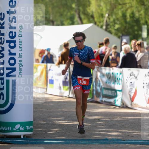 01.09.2024 - 17. Tribühne Triathlon Michael Strokosch http://msf.ph/oto/6912847 01.09.2024 12:10:21 Ziel 430 meine-sportfotos.de