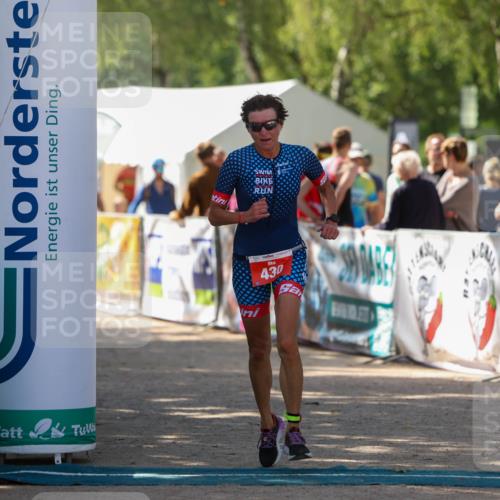 01.09.2024 - 17. Tribühne Triathlon Michael Strokosch http://msf.ph/oto/6912851 01.09.2024 12:10:22 Ziel 430 meine-sportfotos.de