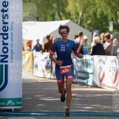 01.09.2024 - 17. Tribühne Triathlon Michael Strokosch http://msf.ph/oto/6912853 01.09.2024 12:10:22 Ziel 430 meine-sportfotos.de