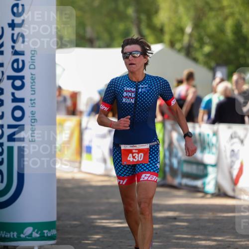 01.09.2024 - 17. Tribühne Triathlon Michael Strokosch http://msf.ph/oto/6912858 01.09.2024 12:10:22 Ziel 430 meine-sportfotos.de