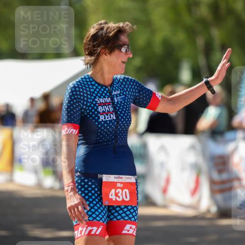 01.09.2024 - 17. Tribühne Triathlon Michael Strokosch http://msf.ph/oto/6912885 01.09.2024 12:10:26 Ziel 430 meine-sportfotos.de