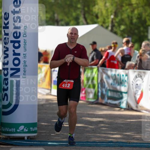 01.09.2024 - 17. Tribühne Triathlon Michael Strokosch http://msf.ph/oto/6912899 01.09.2024 12:11:08 Ziel 412 meine-sportfotos.de