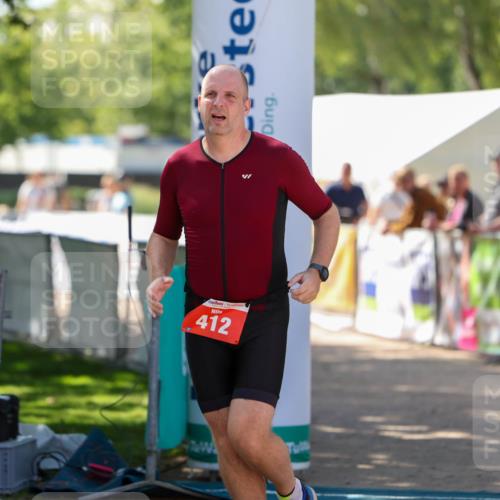 01.09.2024 - 17. Tribühne Triathlon Michael Strokosch http://msf.ph/oto/6912910 01.09.2024 12:11:09 Ziel 412 meine-sportfotos.de