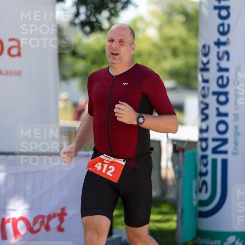 01.09.2024 - 17. Tribühne Triathlon Michael Strokosch http://msf.ph/oto/6912913 01.09.2024 12:11:10 Ziel 412 meine-sportfotos.de
