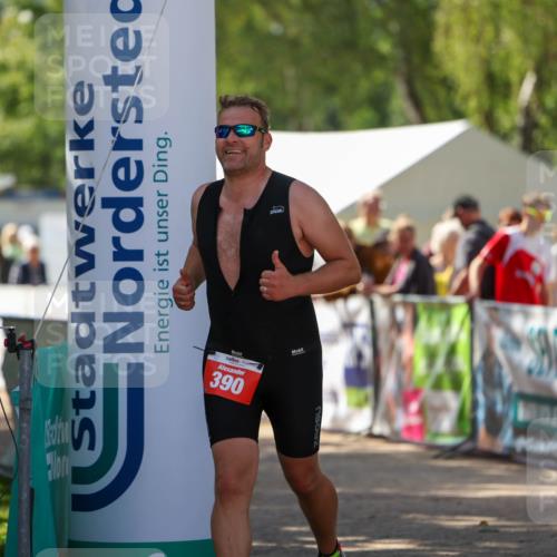 01.09.2024 - 17. Tribühne Triathlon Michael Strokosch http://msf.ph/oto/6913005 01.09.2024 12:11:36 Ziel 390 meine-sportfotos.de