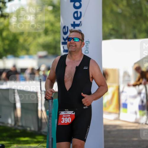01.09.2024 - 17. Tribühne Triathlon Michael Strokosch http://msf.ph/oto/6913011 01.09.2024 12:11:36 Ziel 390 meine-sportfotos.de