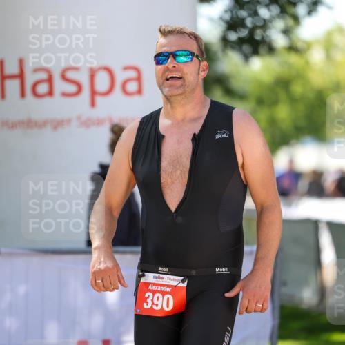 01.09.2024 - 17. Tribühne Triathlon Michael Strokosch http://msf.ph/oto/6913026 01.09.2024 12:11:38 Ziel 390 meine-sportfotos.de