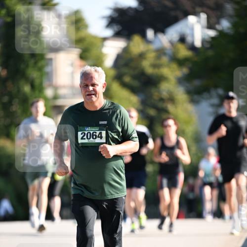 01.09.2024 - BARMER Alsterlauf Dr. Thomas Lammeyer http://msf.ph/oto/6917457 01.09.2024 09:49:51 Laufen 20, 35, 35, 2064 meine-sportfotos.de