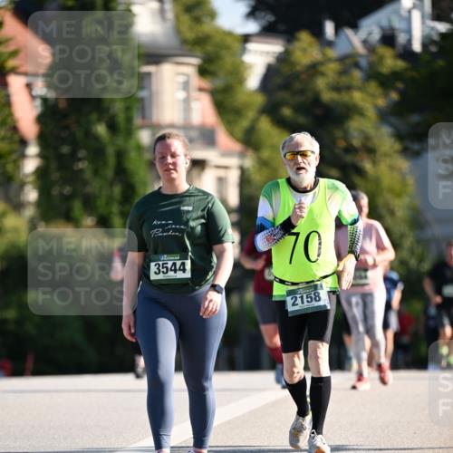 01.09.2024 - BARMER Alsterlauf Dr. Thomas Lammeyer http://msf.ph/oto/6917867 01.09.2024 09:50:14 Laufen 3544, 70, 2158 meine-sportfotos.de