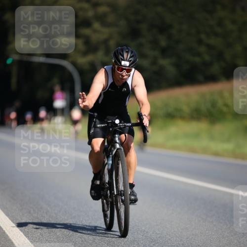 01.09.2024 - 17. Tribühne Triathlon H.Heesch http://msf.ph/oto/6945545 01.09.2024 11:47:48 Radfahren 402, 440, 483, 556, 629 meine-sportfotos.de