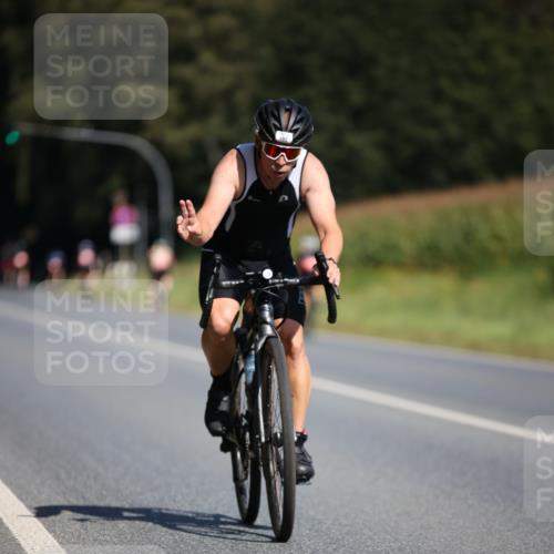 01.09.2024 - 17. Tribühne Triathlon H.Heesch http://msf.ph/oto/6945548 01.09.2024 11:47:48 Radfahren 402, 440, 483, 556, 629 meine-sportfotos.de