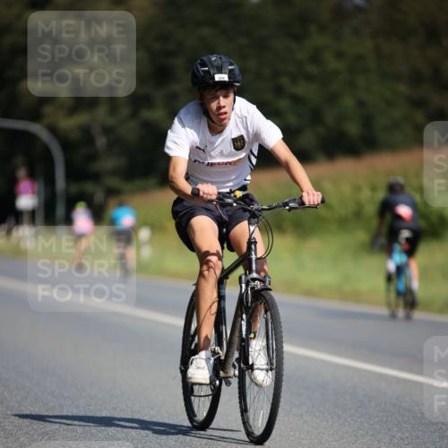 01.09.2024 - 17. Tribühne Triathlon H.Heesch http://msf.ph/oto/6946052 01.09.2024 11:51:10 Radfahren 334, 460, 549, 624 meine-sportfotos.de