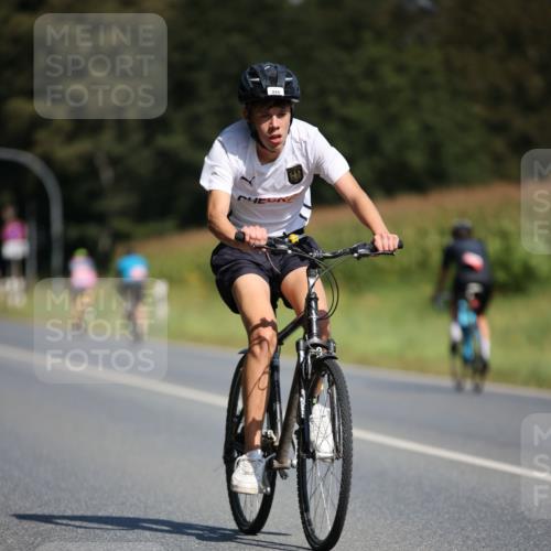 01.09.2024 - 17. Tribühne Triathlon H.Heesch http://msf.ph/oto/6946054 01.09.2024 11:51:10 Radfahren 334, 460, 549, 624 meine-sportfotos.de