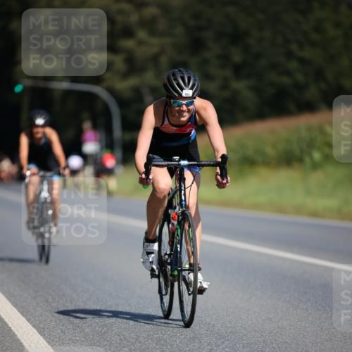 01.09.2024 - 17. Tribühne Triathlon H.Heesch http://msf.ph/oto/6947080 01.09.2024 11:56:32 Radfahren 450, 504, 521, 536, 553, 650 meine-sportfotos.de