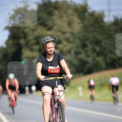 01.09.2024 - 17. Tribühne Triathlon H.Heesch http://msf.ph/oto/6950079 01.09.2024 12:10:11 Radfahren 440, 515, 556, 573, 631, 669 meine-sportfotos.de