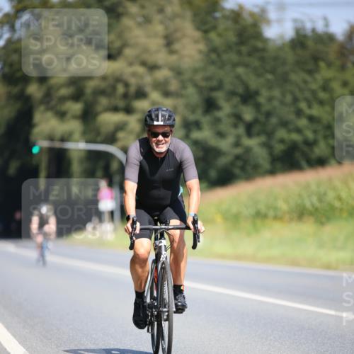 01.09.2024 - 17. Tribühne Triathlon H.Heesch http://msf.ph/oto/6950168 01.09.2024 12:10:37 Radfahren 460, 570, 574, 590, 624, 709 meine-sportfotos.de