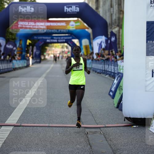 01.09.2024 - BARMER Alsterlauf Kathrin Stürmer Photography http://msf.ph/oto/6969517 01.09.2024 09:33:28 Ziel 2021, 2104, 2407, 3132, 3806, 3814, 3899, 4040, 4377, 4747, 4772, 4987, 5100, 8280, 32, 4372 meine-sportfotos.de