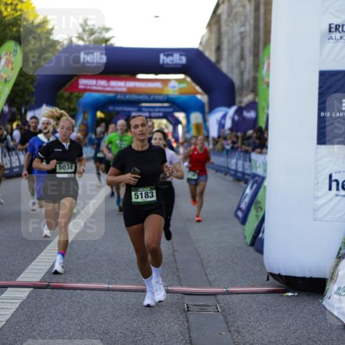 01.09.2024 - BARMER Alsterlauf Kathrin Stürmer Photography http://msf.ph/oto/6969716 01.09.2024 09:54:06 Ziel 2041, 2147, 2219, 2239, 2368, 2393, 2488, 2489, 2494, 2589, 2672, 2746, 2748, 2966, 3023, 3100, 3173, 3232, 3601, 3602, 3607, 3745, 3812, 3985, 4535, 4566, 4567, 4901, 5154, 5182, 5185, 5194, 8226, 8333, 2156, 2296, 2297, 2416, 2697, 2711, 2808, 3333, 3777, 3852, 4041, 4055, 4154, 4240, 4533, 4594, 5034, 5183, 5229, 8020, 8128, 8166, 8277 meine-sportfotos.de