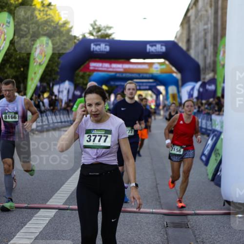 01.09.2024 - BARMER Alsterlauf Kathrin Stürmer Photography http://msf.ph/oto/6969728 01.09.2024 09:54:08 Ziel 2041, 2147, 2219, 2239, 2368, 2393, 2488, 2489, 2494, 2589, 2672, 2746, 2966, 3023, 3100, 3173, 3232, 3601, 3602, 3607, 3745, 3807, 3812, 3985, 4535, 4566, 4567, 4901, 5154, 5182, 5185, 5194, 8226, 8333, 2156, 2296, 2297, 2416, 2697, 2711, 2808, 2985, 3333, 3777, 3852, 4041, 4055, 4240, 5034, 5183, 5229, 8020, 8128, 8166, 8277 meine-sportfotos.de