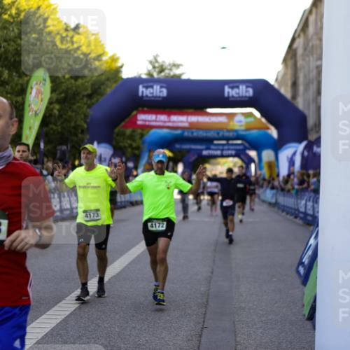 01.09.2024 - BARMER Alsterlauf Kathrin Stürmer Photography http://msf.ph/oto/6969763 01.09.2024 09:54:30 Ziel 2169, 2170, 2205, 2265, 2292, 2499, 2858, 2983, 3005, 3034, 3199, 3331, 3627, 3665, 3682, 3769, 3835, 4010, 4011, 4517, 4633, 4734, 4798, 4801, 4854, 4934, 4939, 5021, 5022, 5066, 5180, 5278, 8110, 8252, 8334, 2561, 2599, 2878, 3442, 3654, 3776, 3780, 3962, 4172, 4173, 4303, 4514, 4738, 5001 meine-sportfotos.de