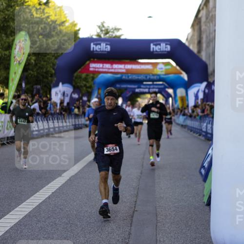 01.09.2024 - BARMER Alsterlauf Kathrin Stürmer Photography http://msf.ph/oto/6969774 01.09.2024 09:54:34 Ziel 2169, 2170, 2265, 2292, 2499, 2592, 2858, 2892, 2983, 3005, 3034, 3199, 3331, 3444, 3514, 3627, 3665, 3682, 3769, 3835, 4010, 4011, 4517, 4633, 4734, 4798, 4801, 4854, 4939, 5021, 5022, 5066, 5067, 5180, 8252, 2372, 2561, 2878, 2899, 3402, 3442, 3637, 3654, 3679, 3938, 3962, 4172, 4173, 4303, 4514, 8074 meine-sportfotos.de