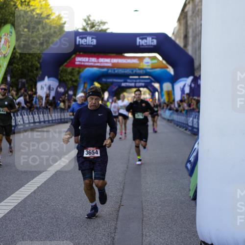 01.09.2024 - BARMER Alsterlauf Kathrin Stürmer Photography http://msf.ph/oto/6969775 01.09.2024 09:54:34 Ziel 2169, 2170, 2265, 2292, 2499, 2592, 2858, 2892, 2983, 3005, 3034, 3199, 3331, 3444, 3514, 3627, 3665, 3682, 3769, 3835, 4010, 4011, 4517, 4633, 4734, 4798, 4801, 4854, 4939, 5021, 5022, 5066, 5067, 5180, 8252, 2372, 2561, 2878, 2899, 3402, 3442, 3637, 3654, 3679, 3938, 3962, 4172, 4173, 4303, 4514, 8074 meine-sportfotos.de